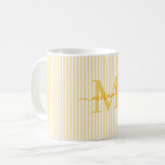 Mug Monogramme de nom moderne avec une bande jaune<br><div class="desc">Commencez votre matinée avec style avec cette tasse à café jaune rayée personnalisée, conçue pour apporter un charme intemporel à chaque gorgée. Avec son fond rayé jaune clair et blanc, cette tasse élégante est personnalisée avec votre initiale de monogramme et votre nom complet dans une police de caractères script gracieuse,...</div>