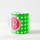 Mug Monogramme de point de polka rouge et vert (Devant gauche)