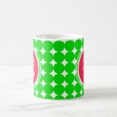 Mug Monogramme de point de polka rouge et vert (Centre)