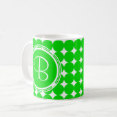 Mug Monogramme de point de polka vert (Devant gauche)