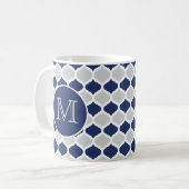Mug Monogramme de Quatrefoil bleu et gris (Devant gauche)