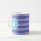 Mug Monogramme de rayures d'aqua violet de fille (Devant gauche)