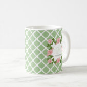 Mug Monogramme de rose de rose de Quatrefoil de vert (Devant droit)