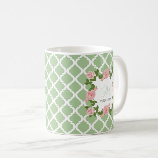 Mug Monogramme de rose de rose de Quatrefoil de vert (Devant droit)