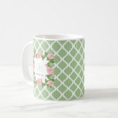 Mug Monogramme de rose de rose de Quatrefoil de vert (Devant gauche)