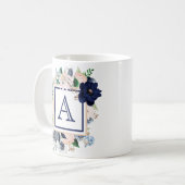 Mug Monogramme de rose florale bleue (Devant gauche)