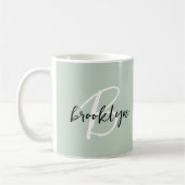 Mug Monogramme de script noir blanc de mode Sage Green (Gauche)