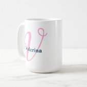 Mug Monogramme de script rose "V" avec nom de marine (Devant gauche)