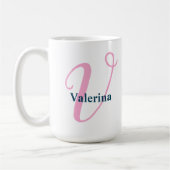 Mug Monogramme de script rose "V" avec nom de marine (Gauche)