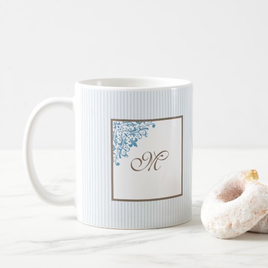 Mug Monogramme de style script Fleur de Lis à rayure b (Avec donut)