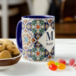 Mug Monogramme de tuiles turques en azulejo méditerran<br><div class="desc">azulejo méditerranéen tuiles turques persanes folk motif bohème monogramme personnalisé mug mariée cadeaux pour elle pour toute occasion fête de mariée faveurs cadeaux de demoiselle d'honneur</div>