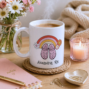 Mug Monogramme d'infirmière arc-en-ciel rétro