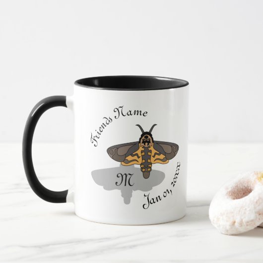 Mug Monogramme du papillon de nuit de la tête de mort (Avec donut)