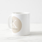 Mug Monogramme Élégant Initial Brun Féminin Ruban (Devant gauche)