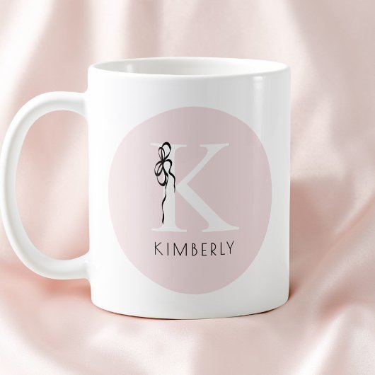 Mug Monogramme élégant initial rose féminin ruban