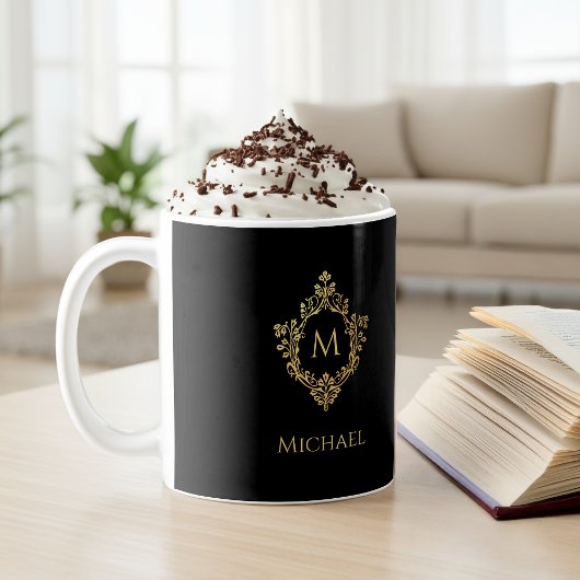 Mug Monogramme élégant noir et or dans un nom de blaso