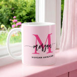 Mug Monogramme élégant rose chaud moderne<br><div class="desc">Sirotez un verre de style avec notre Monogram Stylish Hot Pink Coffee Mug! Doté d'un design rose vif, ce mug est personnalisé avec votre monogramme dans une police moderne et élégante pour une touche chic et personnalisée. Parfait pour votre café ou thé du matin, il allie esthétique à la mode...</div>