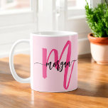 Mug Monogramme élégant rose chaud moderne<br><div class="desc">Sirotez un verre de style avec notre Monogram Stylish Hot Pink Coffee Mug! Doté d'un design rose vif, ce mug est personnalisé avec votre monogramme dans une police moderne et élégante pour une touche chic et personnalisée. Parfait pour votre café ou thé du matin, il allie esthétique à la mode...</div>