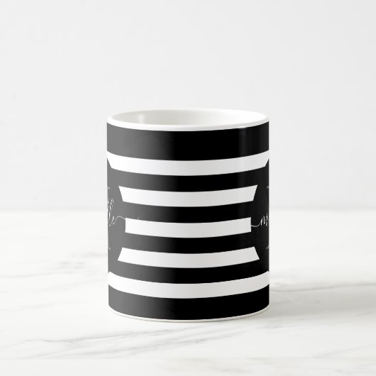 Mug Monogramme en bande noire Script moderne élégant (Centre)