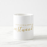 Mug Monogramme en couple or moderne<br><div class="desc">Un monogramme de nom de couple design moderne en or avec nom de famille manuscrit et prénoms sans serif. Pour les jeunes mariés ou les couples de longue date.</div>