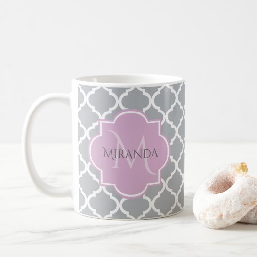 Mug Monogramme et nom de la lavande de Quatrefoil gris (Avec donut)