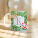 Mug Monogramme Flamant rose tropical et fleurs d'Hibis<br><div class="desc">Le design personnalisé de tasse à café Girly comprend un monogramme personnalisé initial / lettre encadré par un joli flamant rose et des feuilles de palmiers tropicaux luxuriants et des fleurs d'hibiscus. Les couleurs vives comprennent le rose, le magenta, le jaune, le vert, le doré jaune et le bleu d'eau....</div>