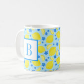 Mug Monogramme Fleur Bleu Citron initial personnalisé (Devant gauche)
