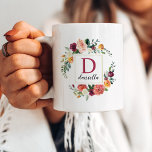 Mug Monogramme floral de la chute de Bourgogne<br><div class="desc">Le design élégant présente une couronne fleurie de beaux roses rustiques,  dahlias,  fleurs de pivoines et verdure,  dans une magnifique palette automnale de rouge bordeaux,  jaune doré,  orange pêche,  rose roux et tons verts. Personnalisez avec un nom monogramme personnalisé / texte initial ou autre.</div>