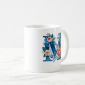 Mug monogramme floral décoratif "M" (Devant droit)