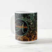 Mug Monogramme floral orange et vert noir (Devant gauche)