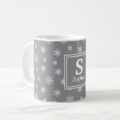 Mug Monogramme gris des flocons blancs de Noël (Devant gauche)