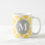 Mug Monogramme gris Motif Quatrefoil jaune<br><div class="desc">Chic,  tendance,  girly,  marocain treillis quatrefoil motif en jaune et blanc avec un cadre étiquette en cercle géométrique gris foncé avec un modèle Monogram.</div>