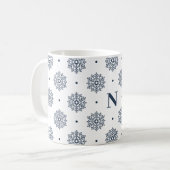Mug Monogramme Hiver moderne Midnight Blue Snowflics (Devant gauche)