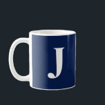 Mug Monogramme initial blanc C41 bleu marine tendance<br><div class="desc">Chaque tasse présente une initiale unique et audacieuse en blanc immaculé sur fond de couleurs contemporaines, offrant une touche élégante et personnalisée à votre quotidien. Choisissez parmi un éventail de teintes modernes pour trouver la parfaite correspondance pour votre style ou pour offrir à quelqu'un spécial. Cette collection est conçue pour...</div>