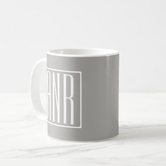 Mug Monogramme initial | Blanc sur gris clair (Devant gauche)