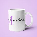 Mug Monogramme Initiale, Script stylé vibes positives,<br><div class="desc">Des 'vibes positives' et un monogramme simple violet initial de script moderne sont présentés sur cette tasse de café classique de 11oz. Modifiez facilement le texte et le texte initial pour le rendre vôtre en utilisant le Modèle fourni. Grande capacité pour les boissons chaudes ou froides. Disponible en capacité 11oz...</div>
