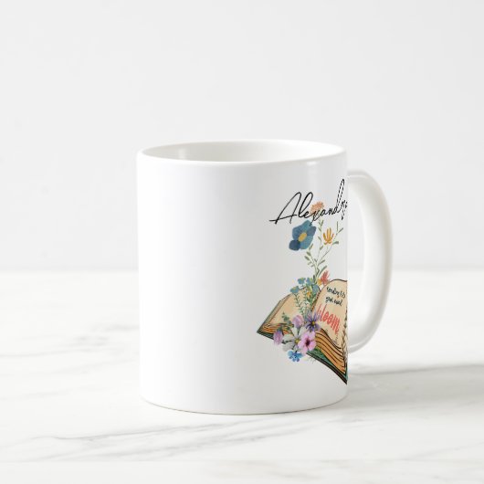 Mug Monogramme Joli graphique dessin fleurs avec livre (Devant droit)