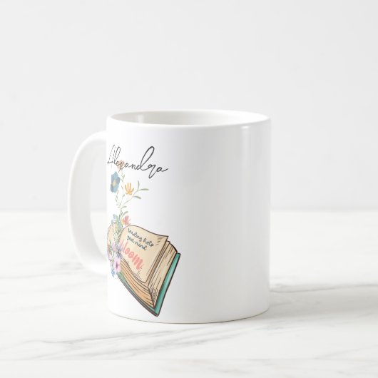 Mug Monogramme Joli graphique dessin fleurs avec livre (Devant gauche)