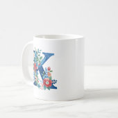 Mug Monogramme K avec design floral décoratif (Devant gauche)