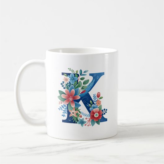 Mug Monogramme K avec design floral décoratif (Gauche)