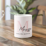 Mug Monogramme minimal initial et nom Pastel rose<br><div class="desc">Profitez de votre boisson préférée en style avec notre Monogramme Minimaliste Initial & Nom Pastel Pink Coffee Mug. Cette tasse élégante présente un design épuré personnalisé avec votre nom et votre initiale, dressé contre un arrière - plan rose pastel doux. Fabriqué en céramique de haute qualité, il est parfait pour...</div>