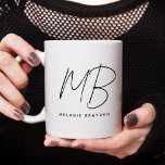 Mug Monogramme minimaliste Nom noir et blanc<br><div class="desc">Une tasse monogramme minimaliste et moderne en noir et blanc. Il comporte une combinaison de script et de police serif pour les noms. Parfait comme cadeau customisé.</div>