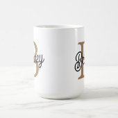 Mug Monogramme moderne élégant Nom Black Gold Script (Centre)