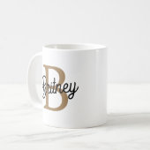 Mug Monogramme moderne élégant Nom Black Gold Script (Devant gauche)