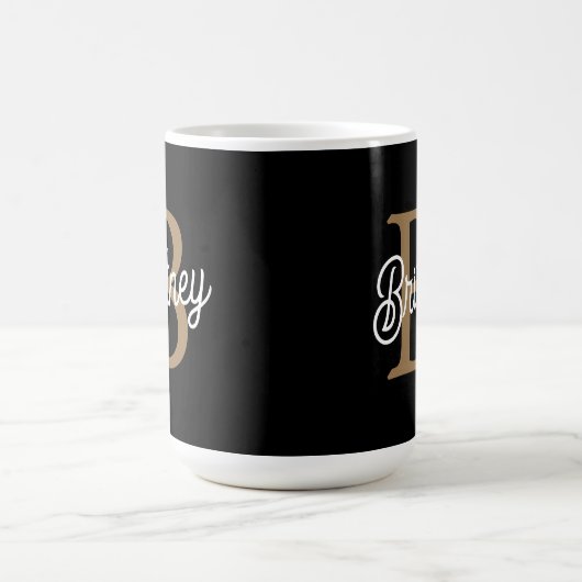 Mug Monogramme moderne élégant Nom Black Gold Script (Centre)