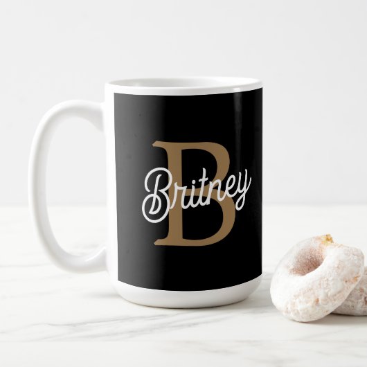 Mug Monogramme moderne élégant Nom Black Gold Script (Avec donut)