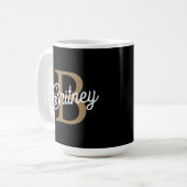 Mug Monogramme moderne élégant Nom Black Gold Script (Devant gauche)