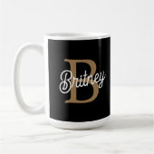Mug Monogramme moderne élégant Nom Black Gold Script (Gauche)
