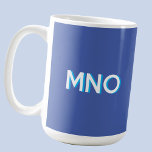 Mug Monogramme moderne initial Ombre bleue<br><div class="desc">Design initial monogramme minimaliste moderne qui peut être modifié pour personnaliser. Blanc sur un arrière - plan bleu profond avec un effet 3D turquoise goutte ombre.</div>