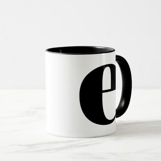 Mug Monogramme moderne Lettre initiale E Noir et blanc (Devant droit)